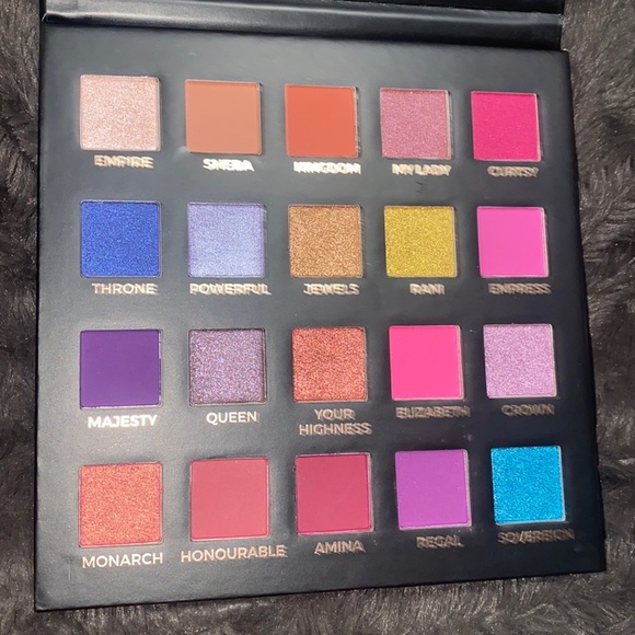 🪿Eloise Makeup Eloise The Queen Eyeshadow Palette! - Picture 3 of 8